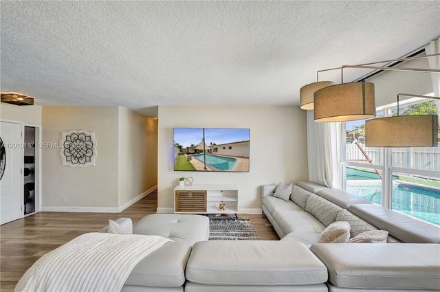 7511 NW 41st St, Coral Springs, FL 33065