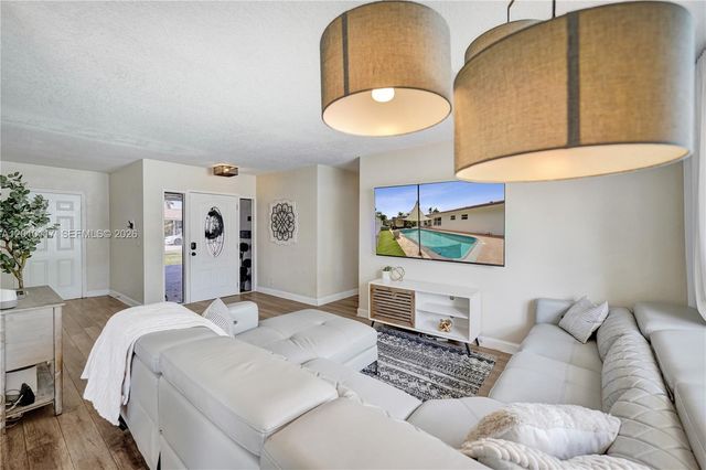 7511 NW 41st St, Coral Springs, FL 33065