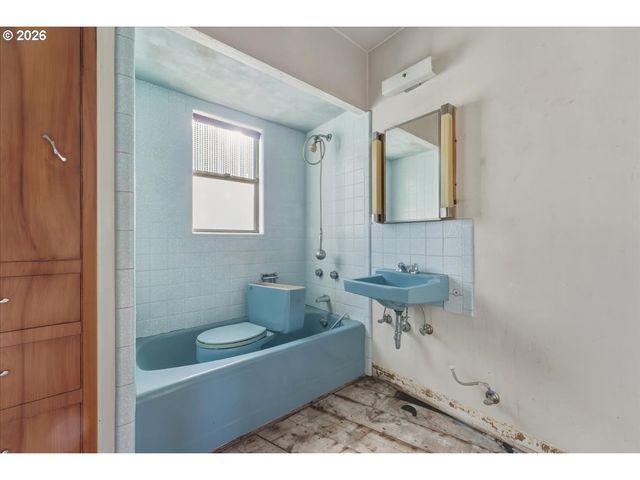 7202 S CORBETT Ave, Portland, OR 97219