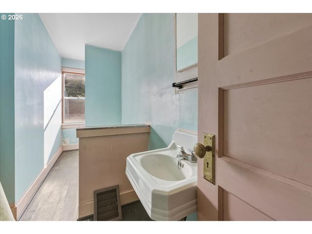 7202 S CORBETT Ave, Portland, OR 97219