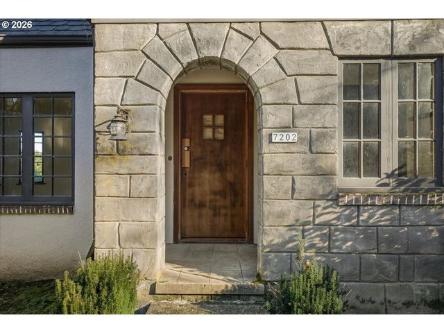 7202 S CORBETT Ave, Portland, OR 97219
