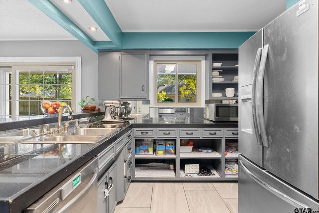 800 Spring Creek Dr, Tyler, TX 75703