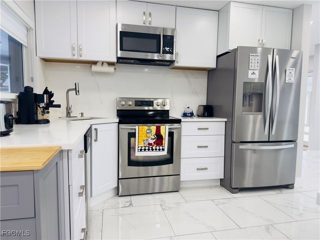1813 Hancock Bridge PKWY, Cape Coral, FL 33990