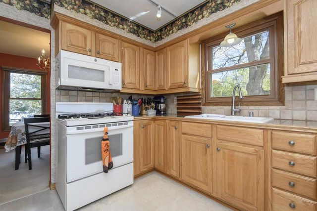 W327S6938 Ashton WAY, Mukwonago, WI 53149