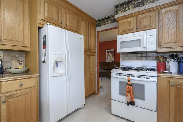W327S6938 Ashton WAY, Mukwonago, WI 53149