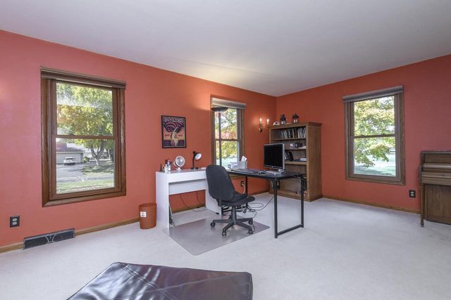 W327S6938 Ashton WAY, Mukwonago, WI 53149