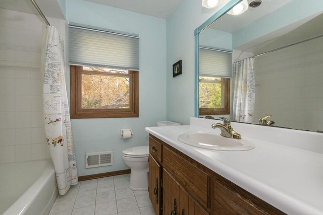 W327S6938 Ashton WAY, Mukwonago, WI 53149