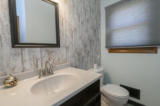 W327S6938 Ashton WAY, Mukwonago, WI 53149