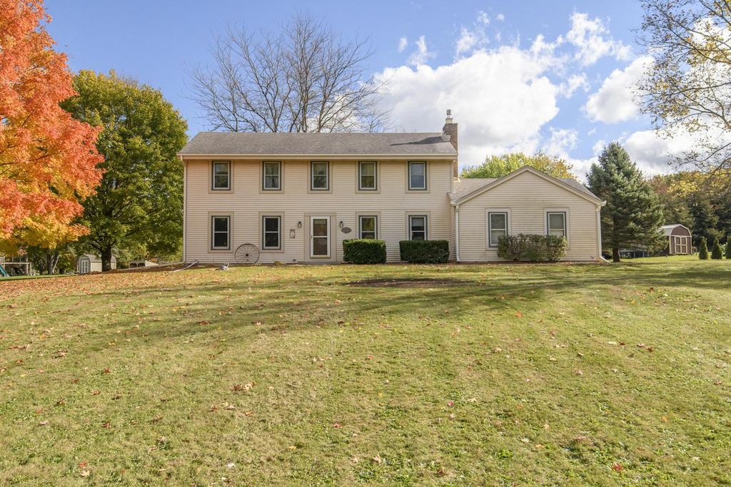 W327S6938 Ashton WAY, Mukwonago, WI 53149