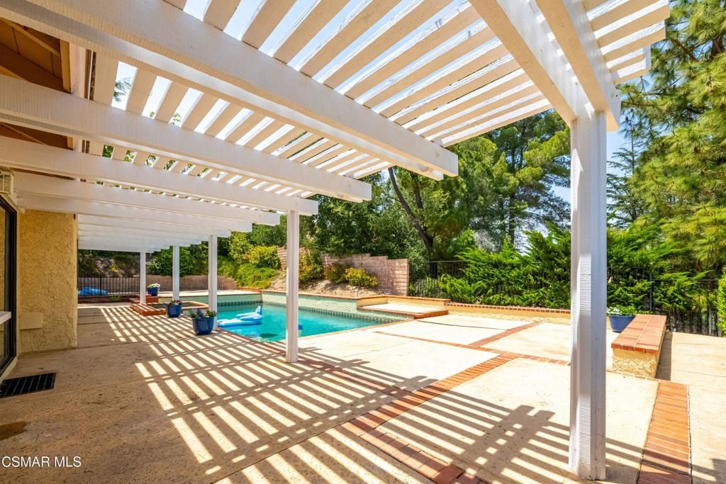 Image 32 of property listing at 27555 Freetown Lane, Agoura Hills, CA 91301