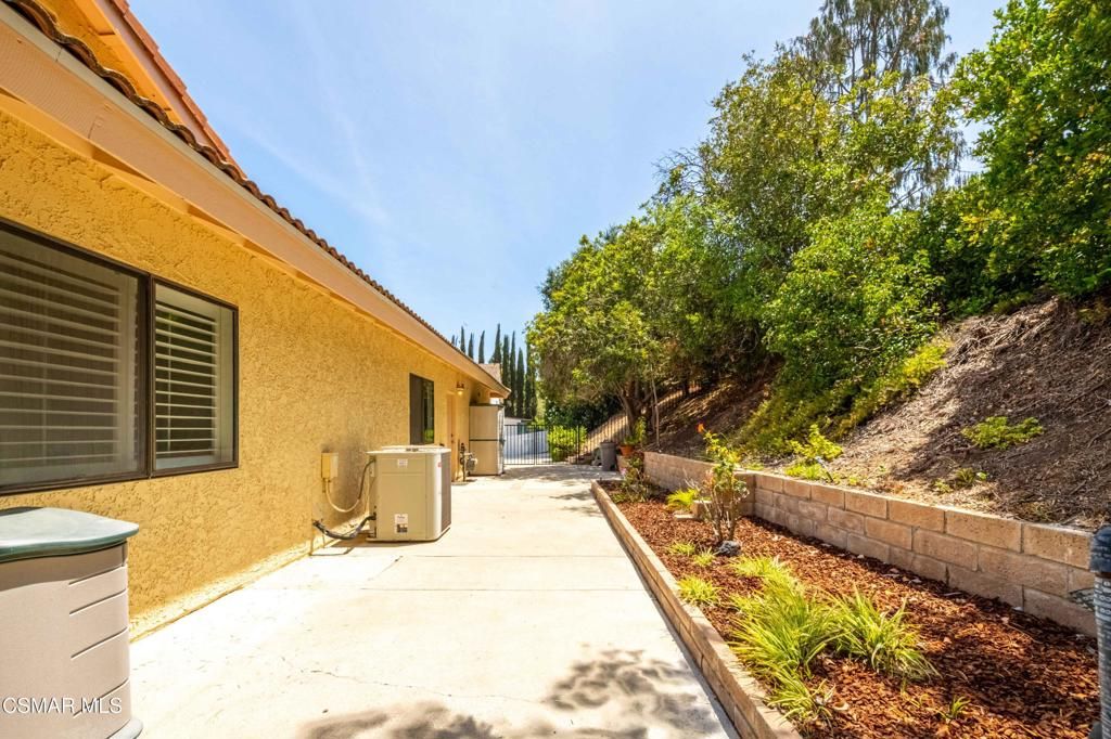 Image 35 of property listing at 27555 Freetown Lane, Agoura Hills, CA 91301