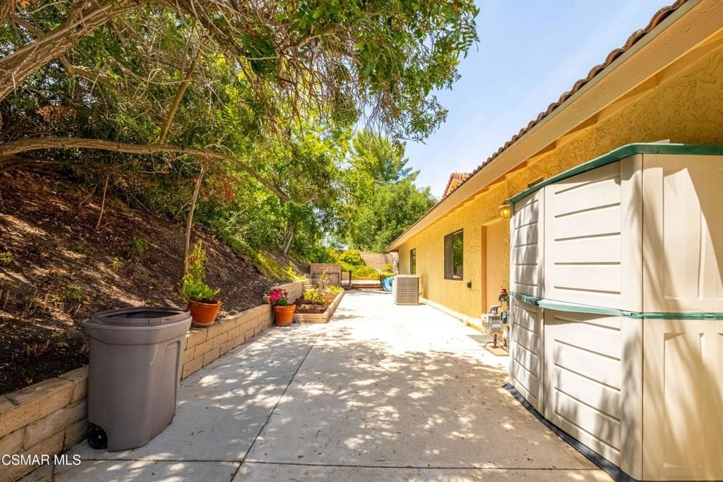 Image 36 of property listing at 27555 Freetown Lane, Agoura Hills, CA 91301