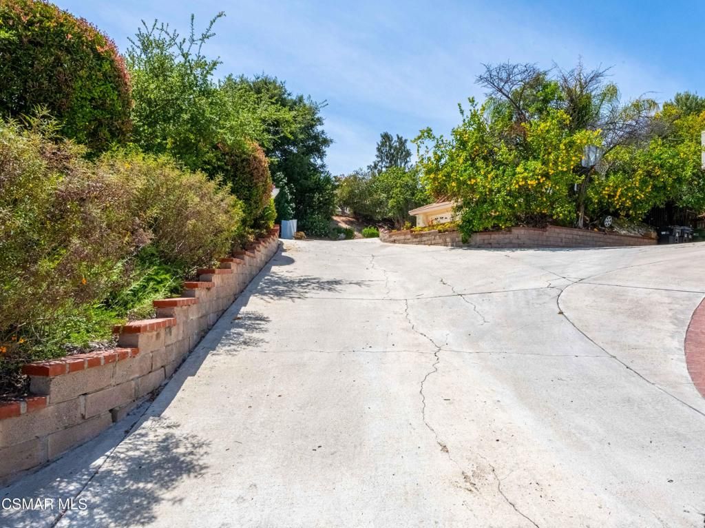 Image 39 of property listing at 27555 Freetown Lane, Agoura Hills, CA 91301