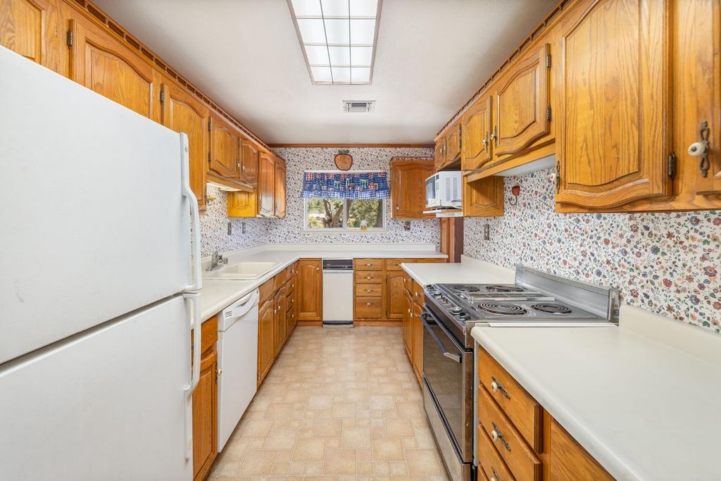 Image 4 of property listing at 54481 Pinchot Drive, North Fork, CA 93643