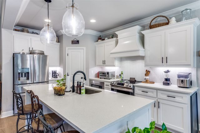 805 Woodhaven Court, Granbury, TX 76048