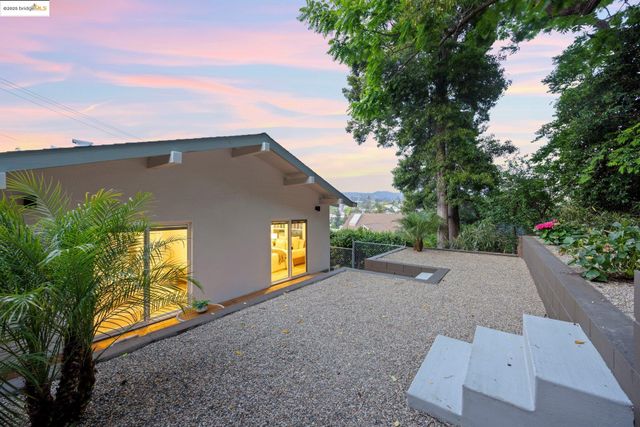 415 Sunnyslope Ave, Oakland, CA 94610