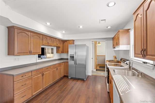 193 Glen Summer Road, Holbrook, NY 11741