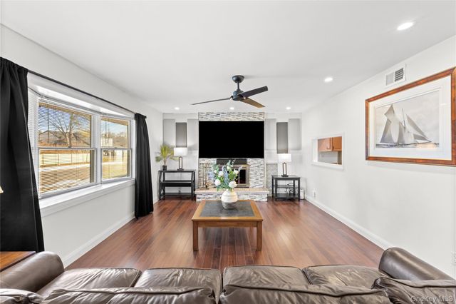 193 Glen Summer Road, Holbrook, NY 11741