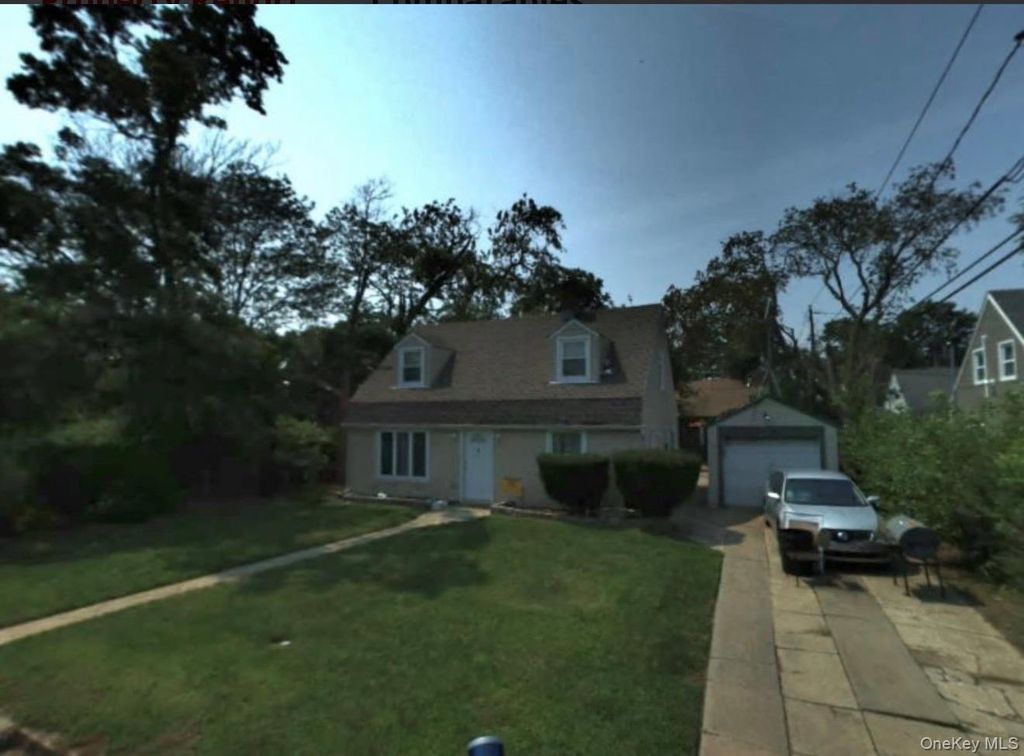 4 Clover Lane, Westbury, NY 11590