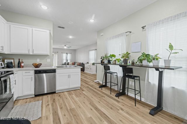852 CAPITOL Parkway, Jacksonville, FL 32218