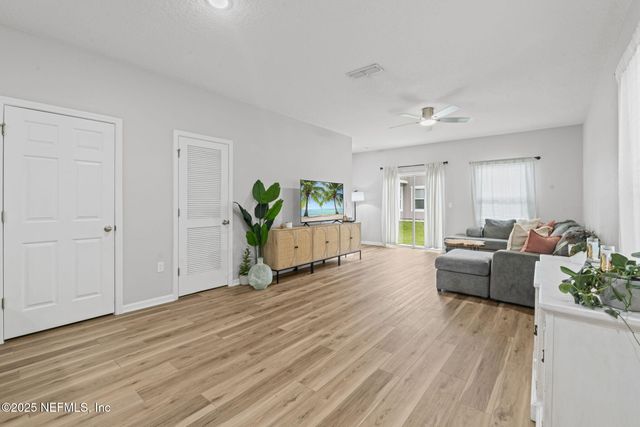 852 CAPITOL Parkway, Jacksonville, FL 32218
