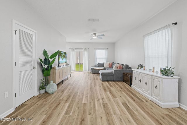 852 CAPITOL Parkway, Jacksonville, FL 32218