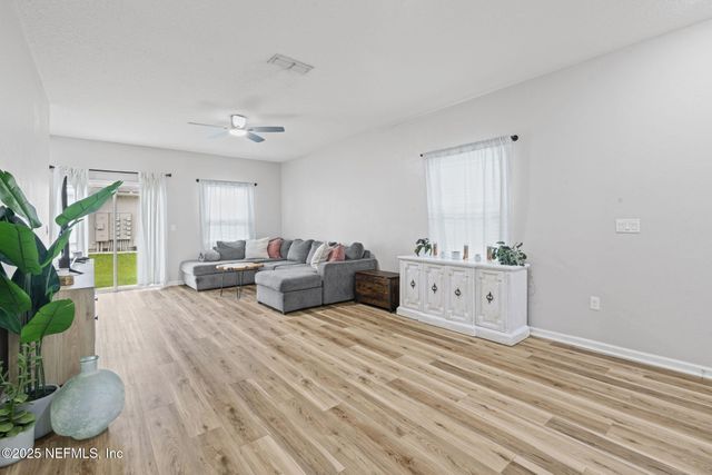 852 CAPITOL Parkway, Jacksonville, FL 32218
