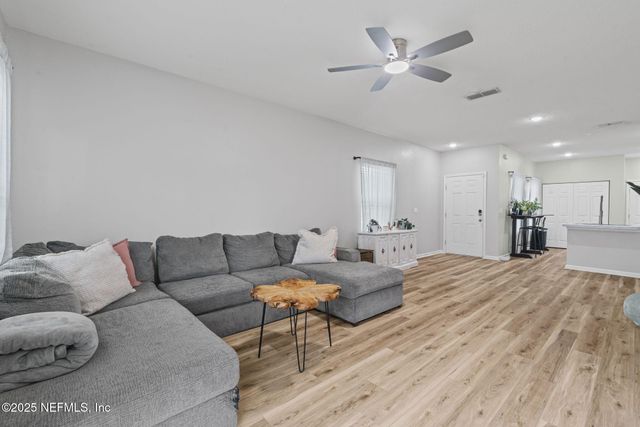 852 CAPITOL Parkway, Jacksonville, FL 32218