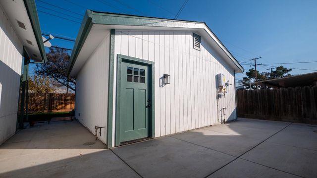 833 Holly Dr, Lodi, CA 95240