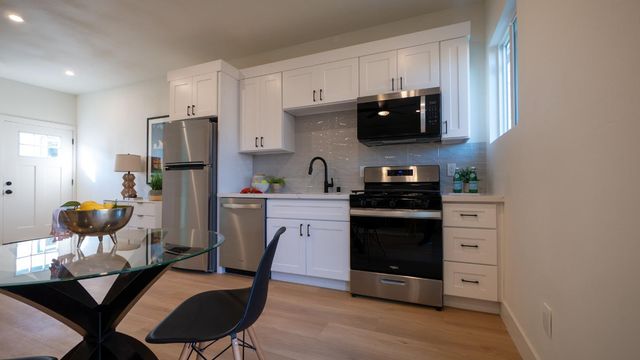 833 Holly Dr, Lodi, CA 95240