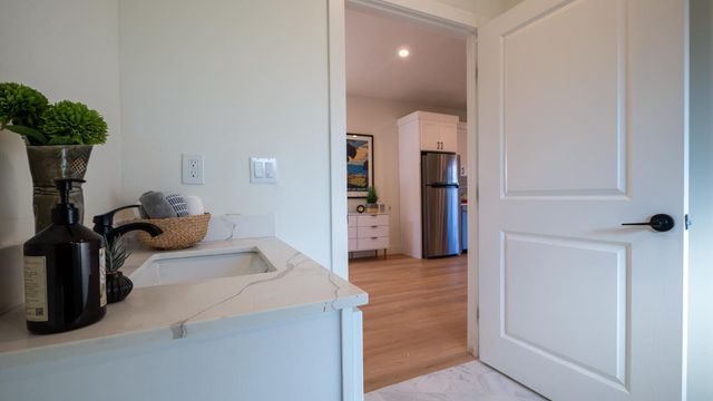 833 Holly Dr, Lodi, CA 95240