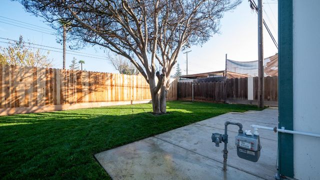 833 Holly Dr, Lodi, CA 95240