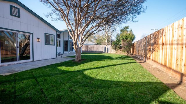 833 Holly Dr, Lodi, CA 95240