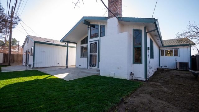 833 Holly Dr, Lodi, CA 95240
