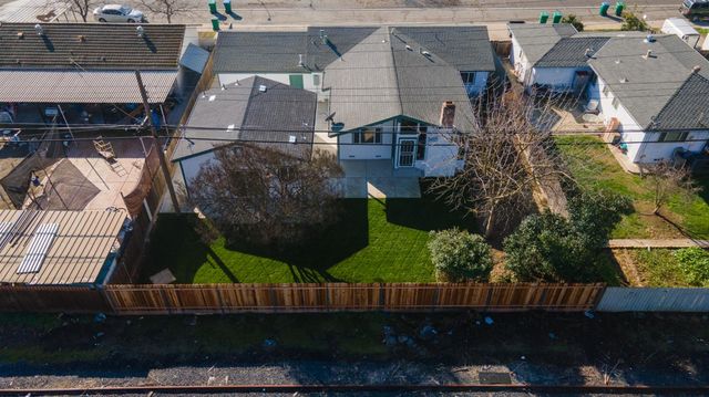 833 Holly Dr, Lodi, CA 95240