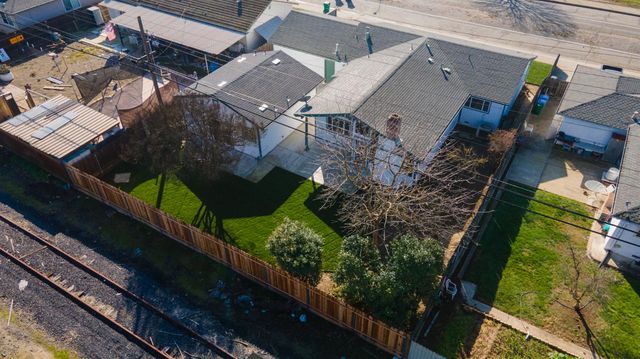 833 Holly Dr, Lodi, CA 95240