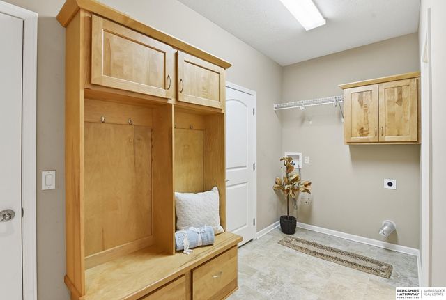 1421 White Pine Circle, Papillion, NE 68046
