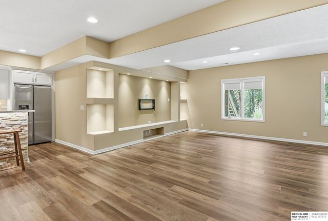 1421 White Pine Circle, Papillion, NE 68046