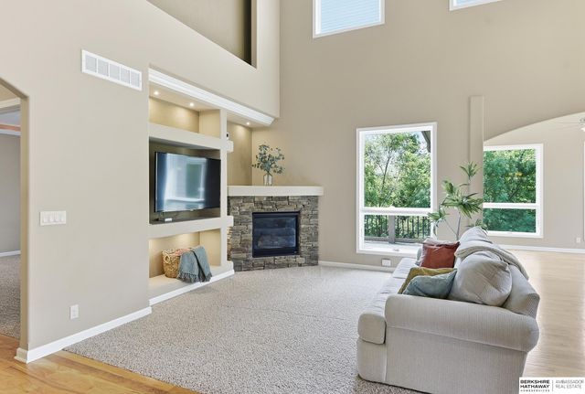 1421 White Pine Circle, Papillion, NE 68046