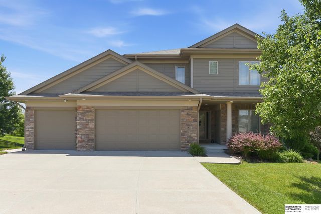 1421 White Pine Circle, Papillion, NE 68046