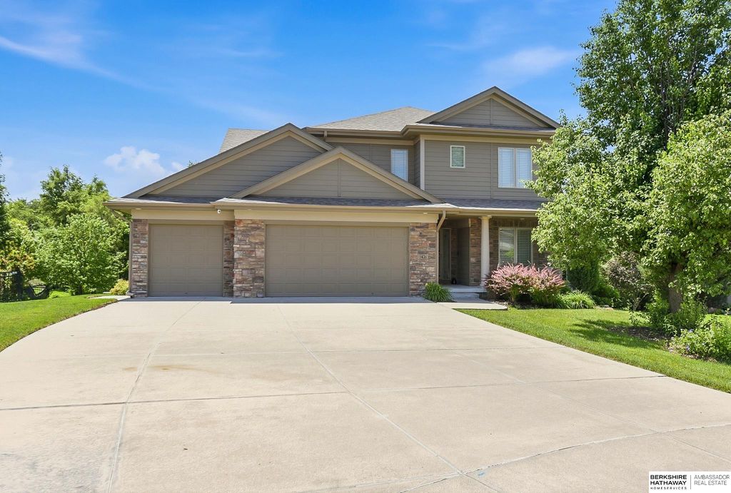1421 White Pine Circle, Papillion, NE 68046