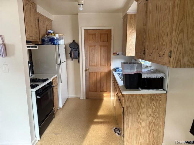 7618 Hazelton Street, Dearborn Heights, MI 48127