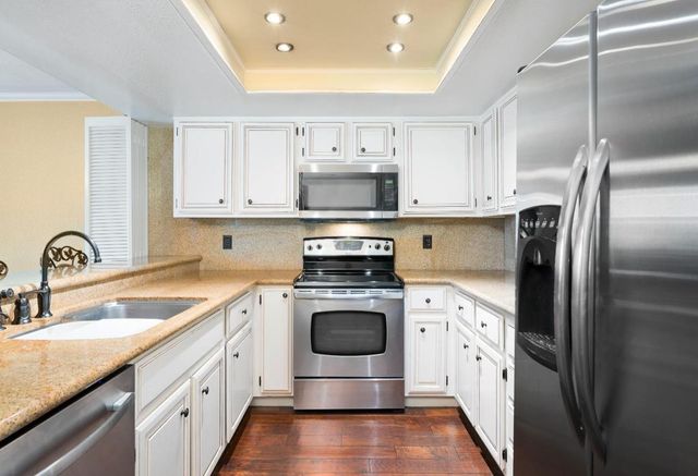 1906 University Park Dr, Sacramento, CA 95825