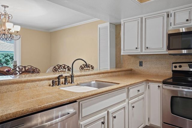 1906 University Park Dr, Sacramento, CA 95825