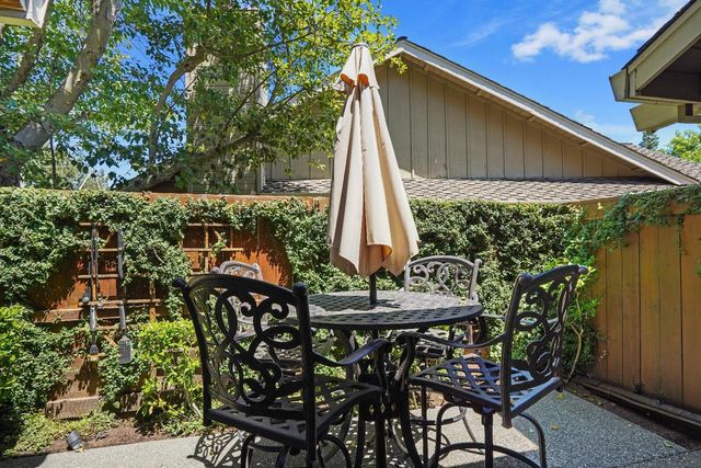 1906 University Park Dr, Sacramento, CA 95825