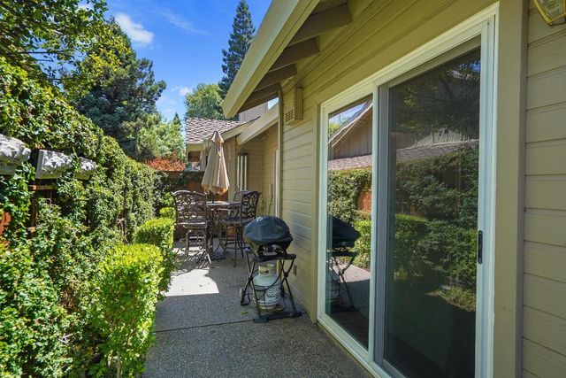 1906 University Park Dr, Sacramento, CA 95825