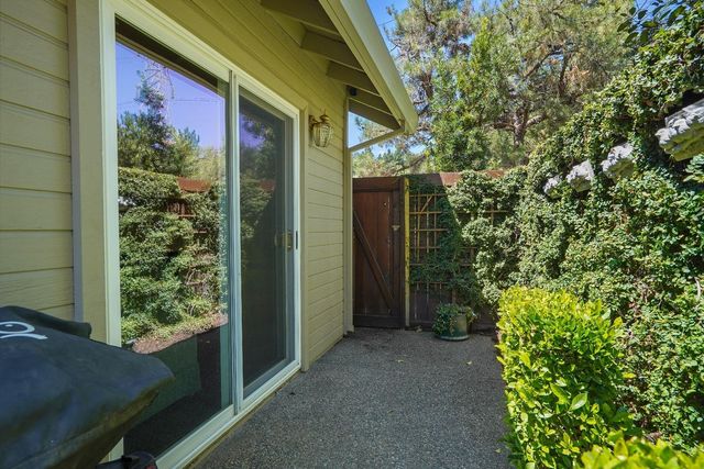 1906 University Park Dr, Sacramento, CA 95825