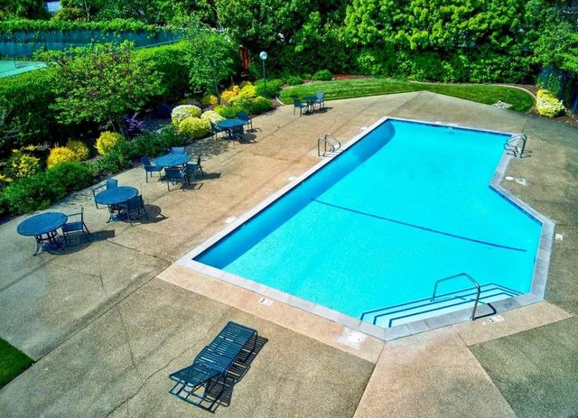 1906 University Park Dr, Sacramento, CA 95825