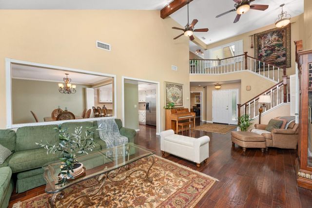 1906 University Park Dr, Sacramento, CA 95825