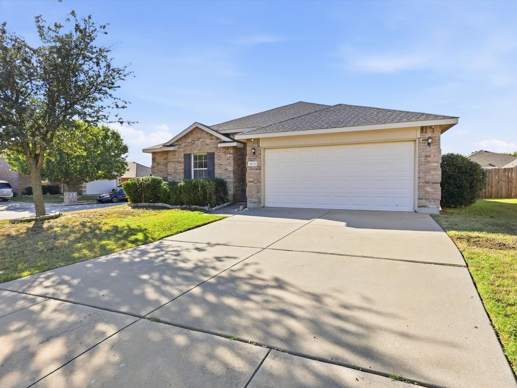 1613 Grassy View Drive, Fort Worth, TX 76177
